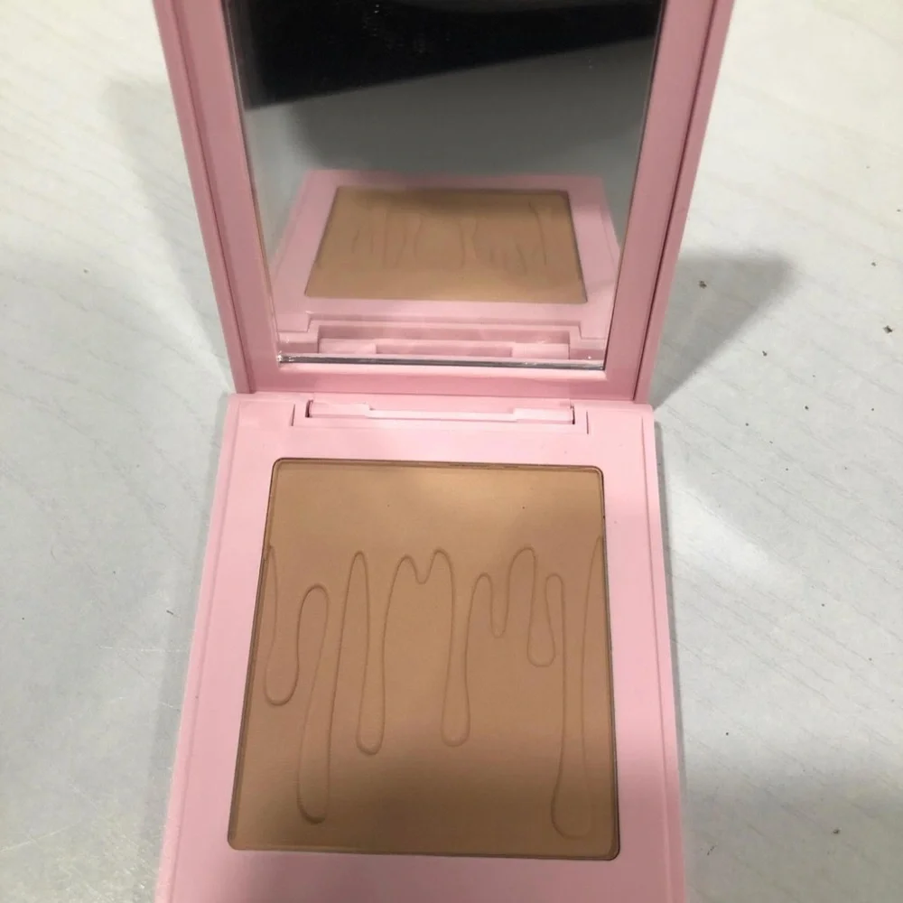 Kylie Cosmetics Pressed Bronzing Powder - Khaki